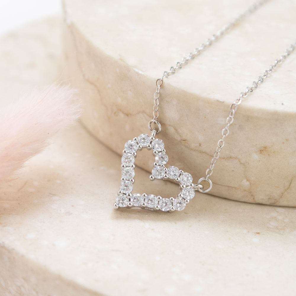 collar de corazon plateado con plata, collar de corazon con piedras, collar plateado de corazon con piedras, collar con dije corazon con piedras