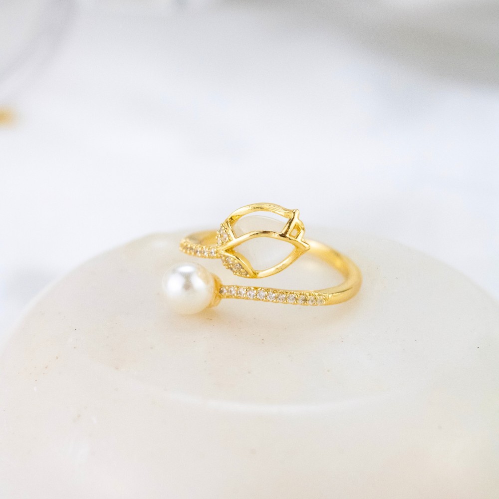 anillo regulable de flor, anillo regulable de tulipan con perla, anillo regulable dorado