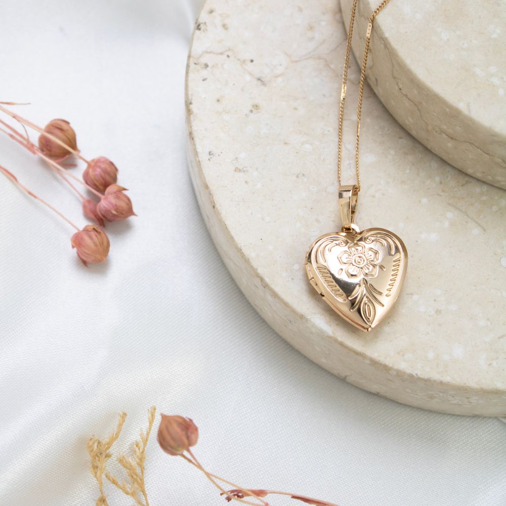 collar relicario corazon con flor, collar de corazon, collar para poner fotos, collar dorado, relicario