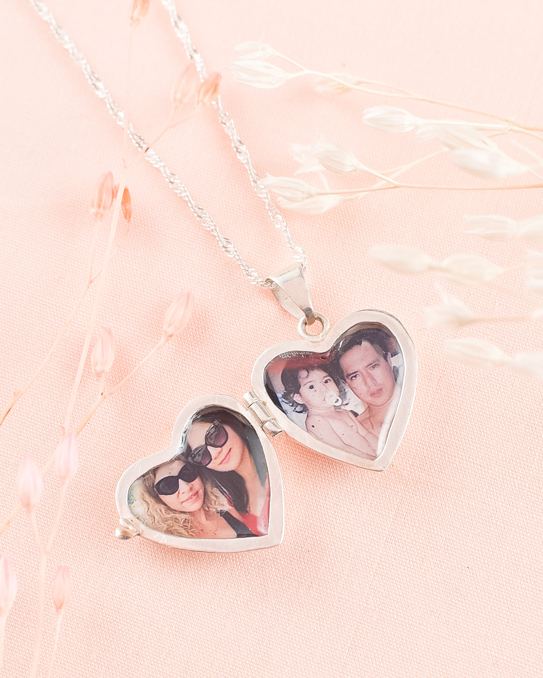 Collar relicario de plata en forma de corazón liso donde se pueden colocar fotos
