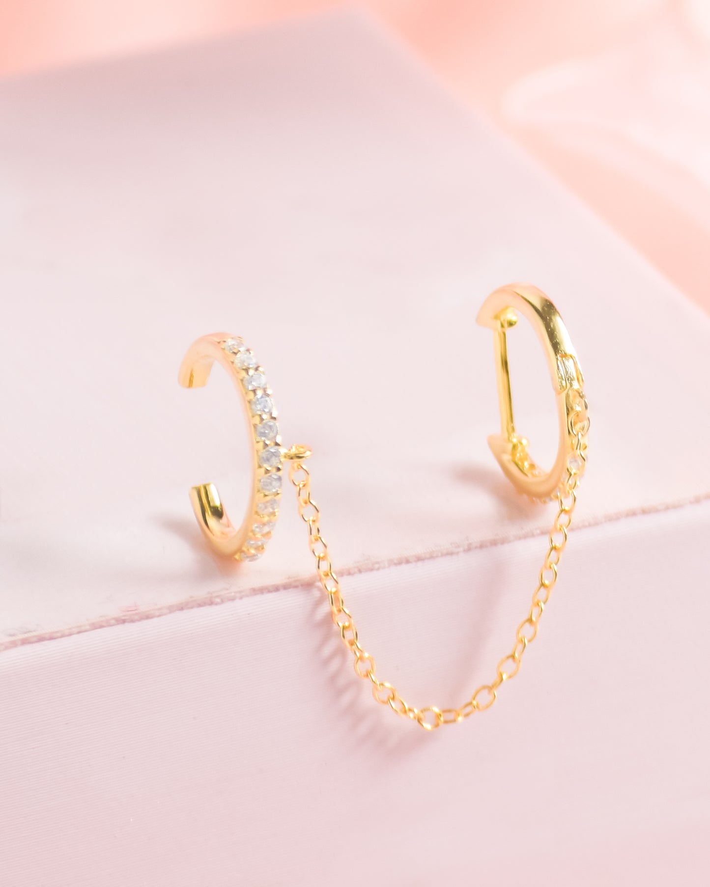 argollas doradas doble, argolla con cadena, argolla e ear cuff argolla con piedras, arete dorado doble, arete doble con cadena
