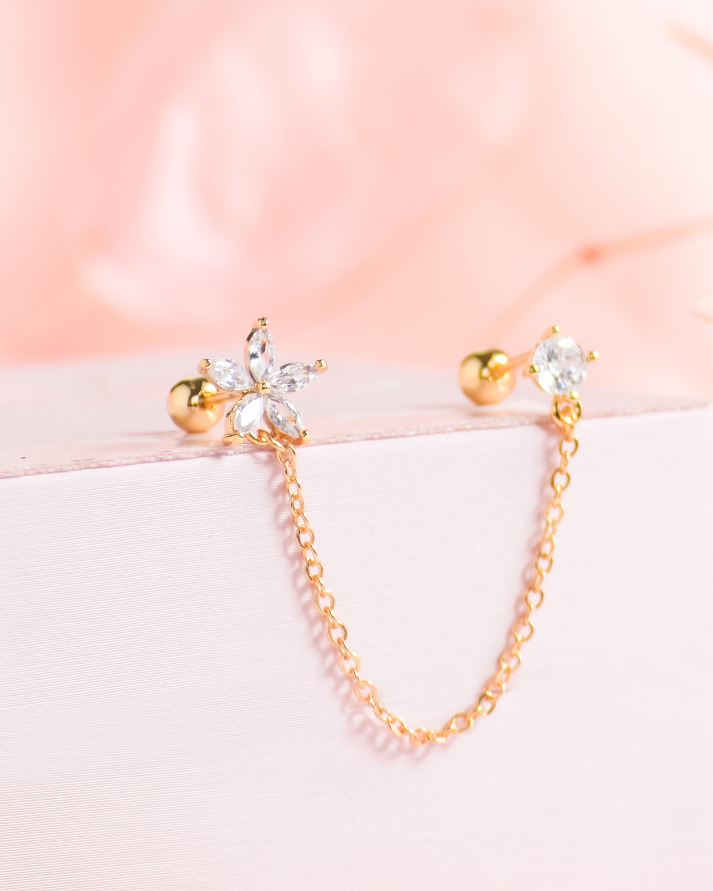 piercing dorado de flor, piercing doble, piercing de flor con piedra, piercing largo