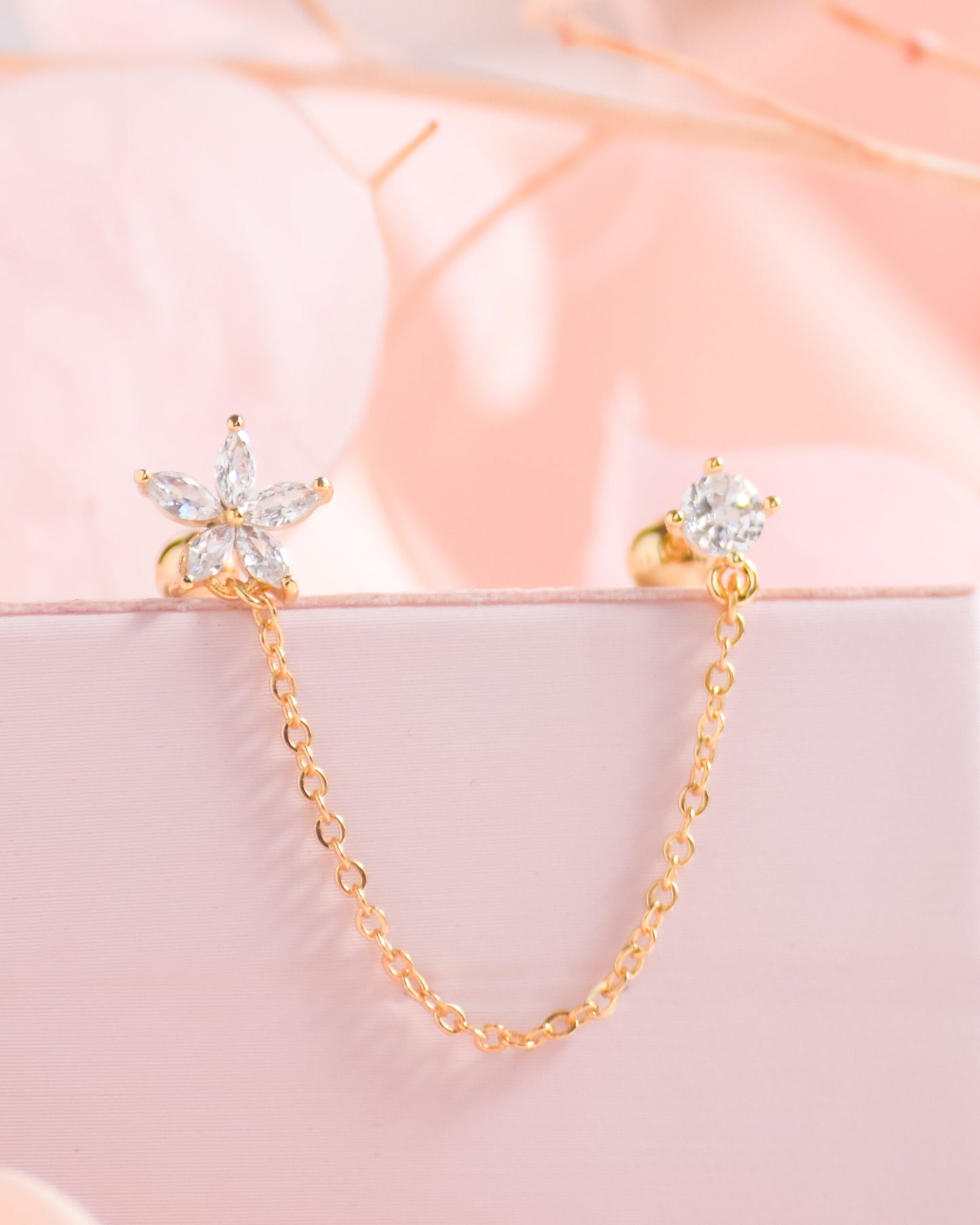 piercing dorado de flor, piercing doble, piercing de flor con piedra, piercing largo