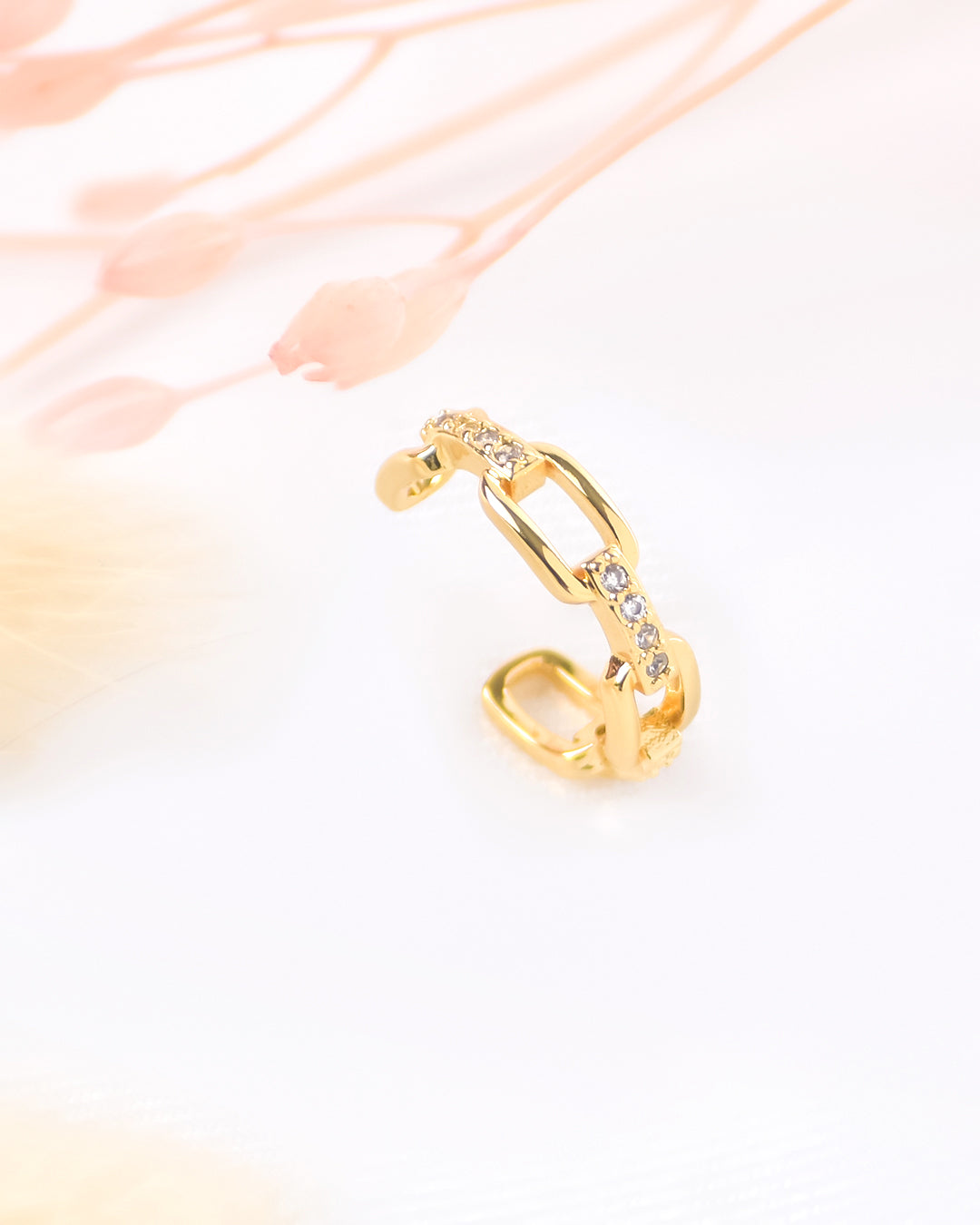 ear cuff dorado, ear cuff dorado con piedras, ear cuff de cadena