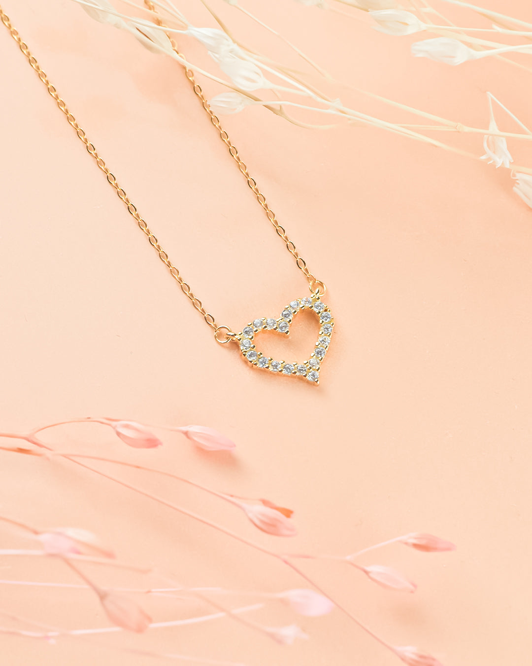 collar de corazon, collar dorado de corazon con piedras, collar con dije de corazon, collar dorado