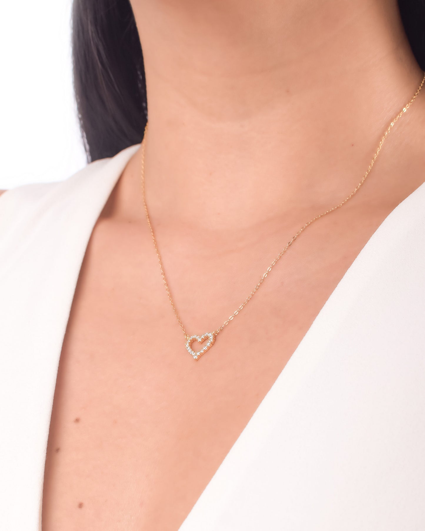 collar de corazon, collar dorado de corazon con piedras, collar con dije de corazon, collar dorado