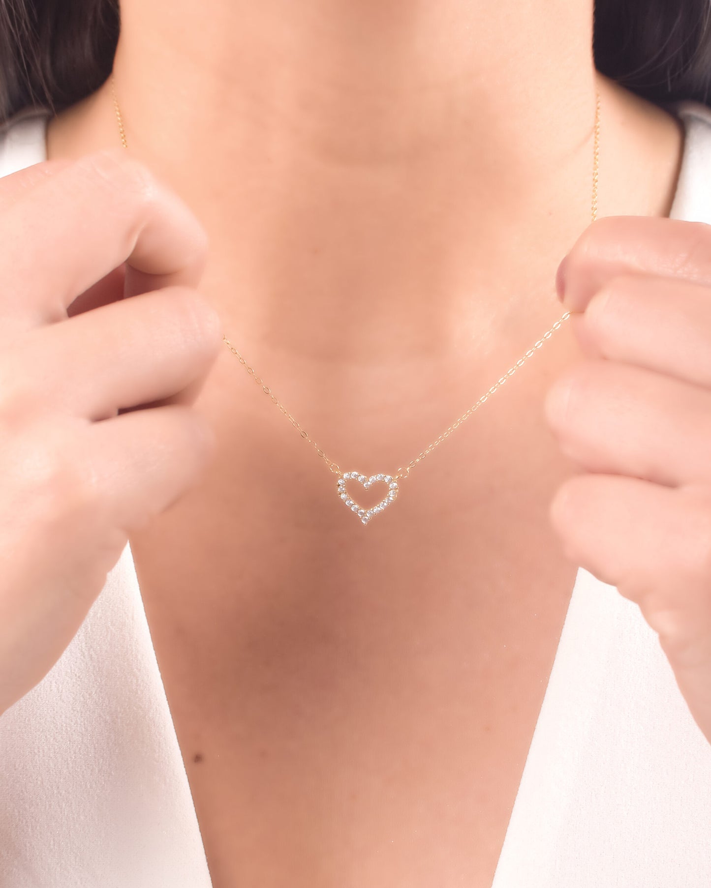 collar de corazon, collar dorado de corazon con piedras, collar con dije de corazon, collar dorado