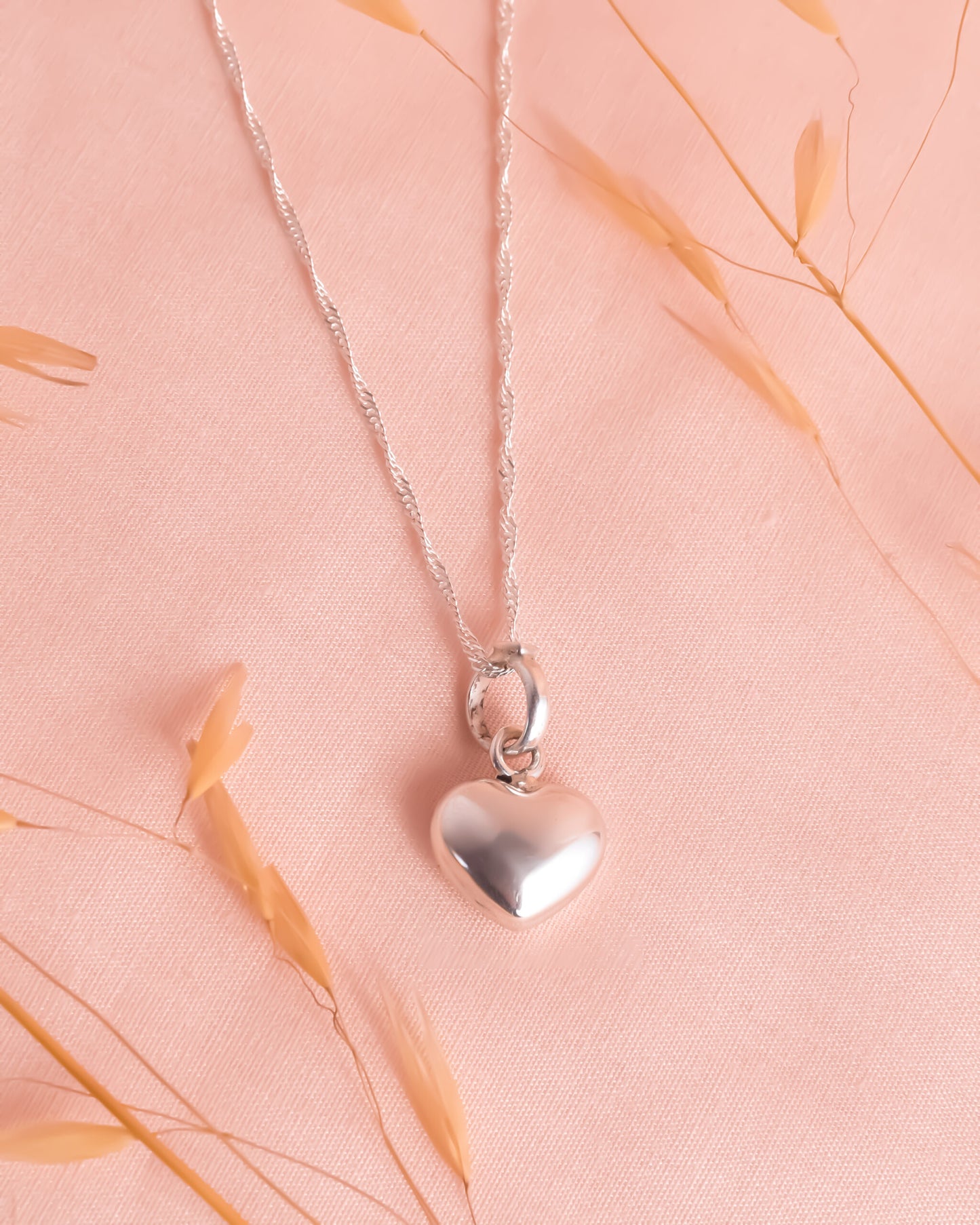 collar con dije de corazon, collar plateado con corazon, collar con colgante de corazon, collar de plata