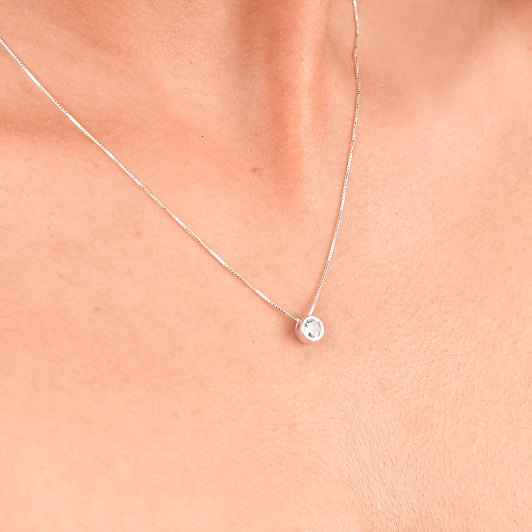 collar con dije de piedra, collar plateado con piedra, collar con colgante circular