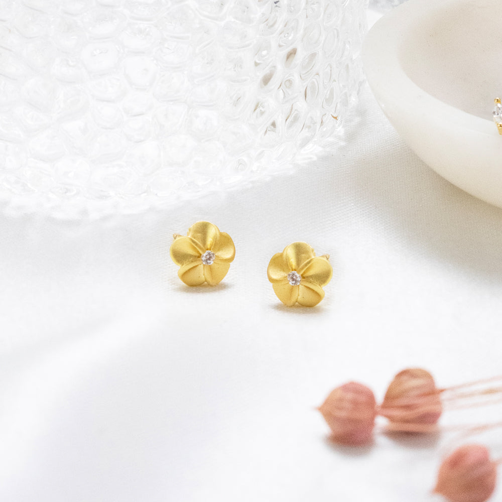aretes de flor, aretes dorado de flor, aretes pegados, aretes delicados