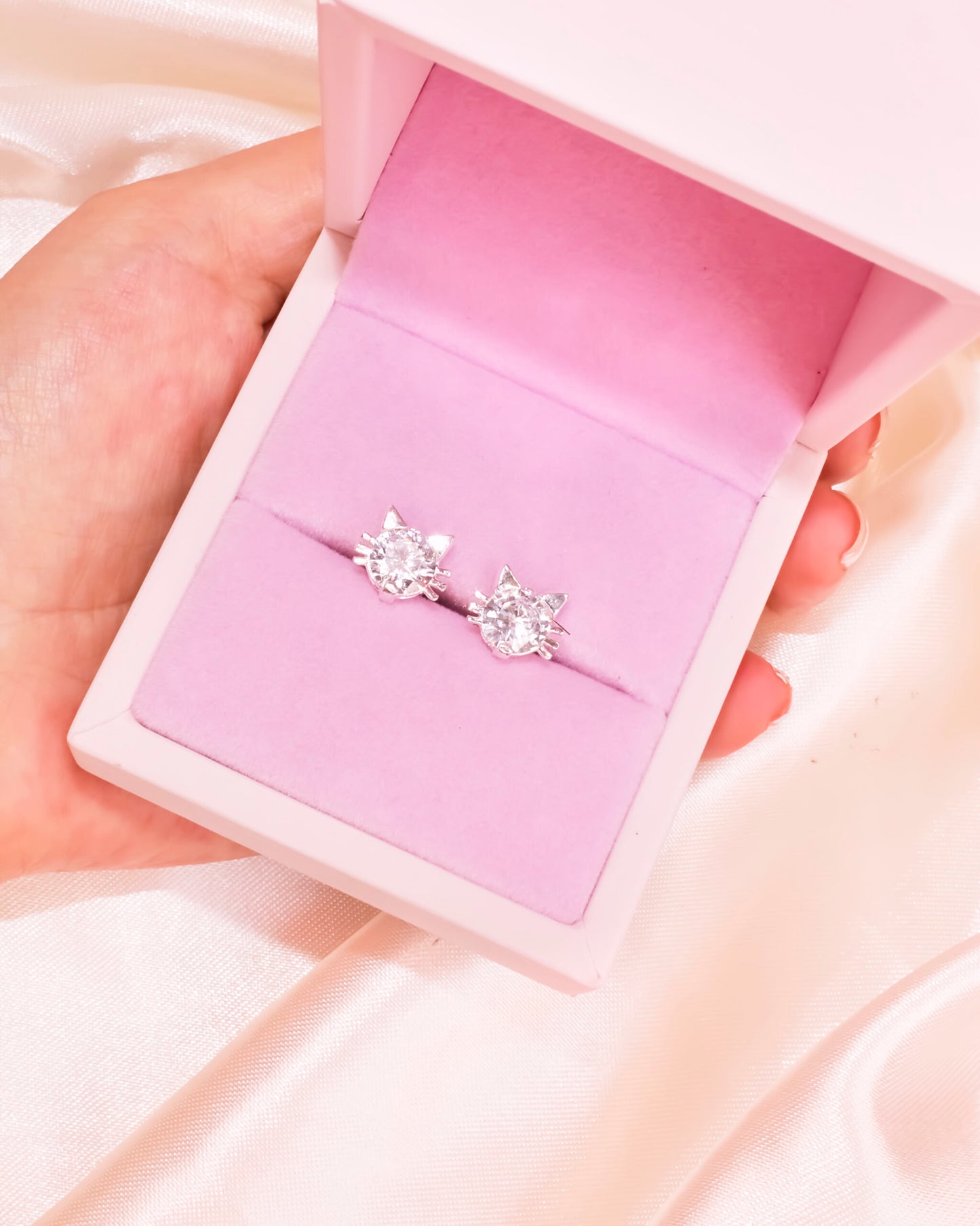 aretes pequeños de gato, aretes plateados, aretes con piedra de gato