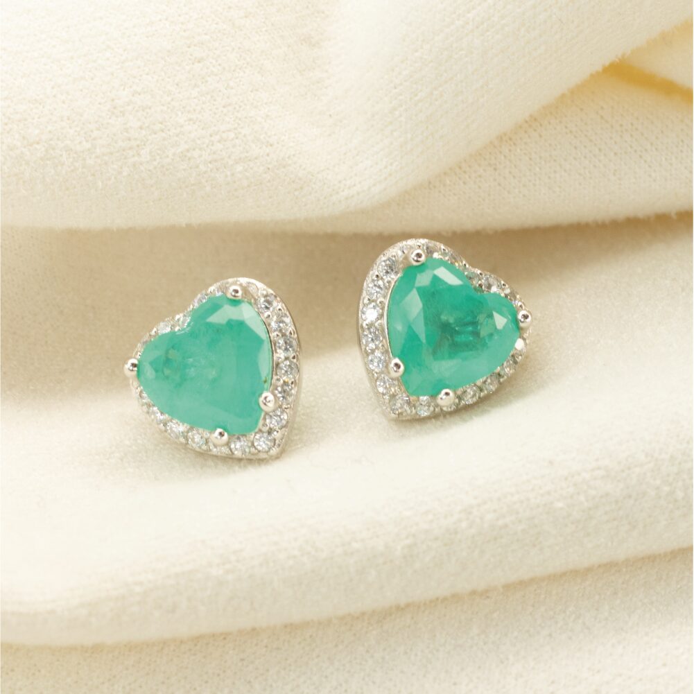 aretes de corazon, aretes plateados pegados, aretes pegados
