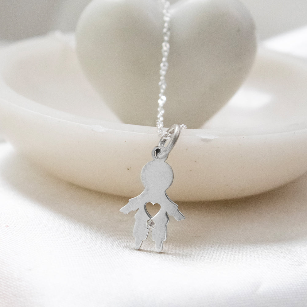 Collar plateado plata con dije de niño. collar niño