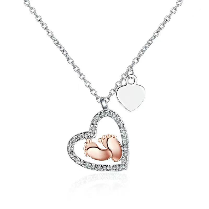 Collar de pies de bebes, collar plateado de corazon, collar con 2 tonos, collar para regalar a una mama, collar plateado con dije corazon con pies de bebes