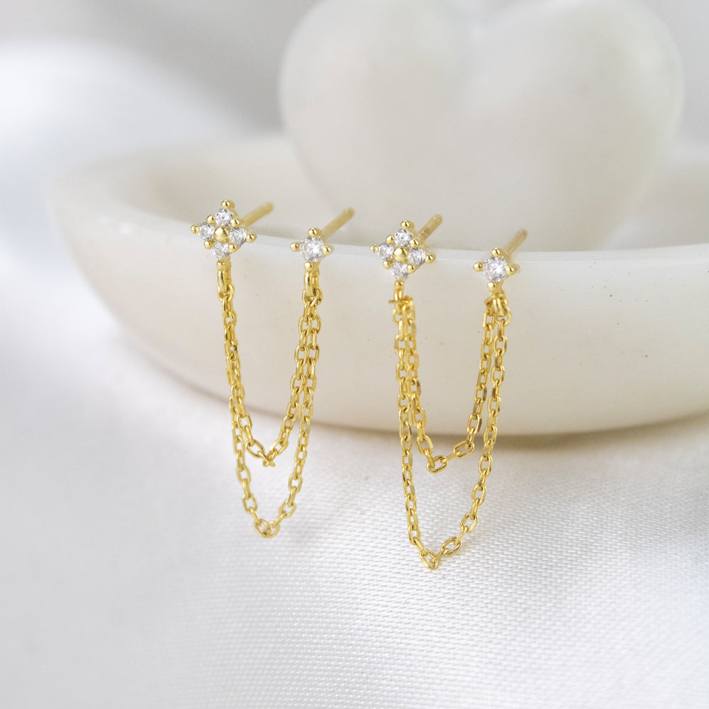 arete doble con cadena, arete con piedritas, arete dorado, arete de flor