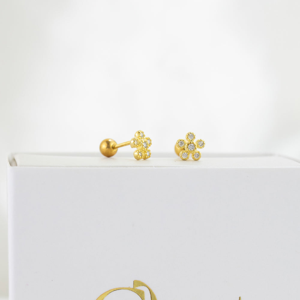 Aretes pequeños dorados de flor con piedras