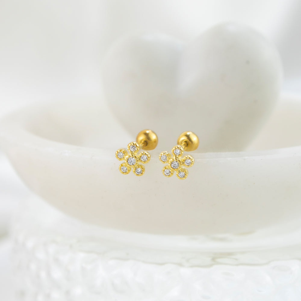 Aretes pequeños dorados de flor con piedras
