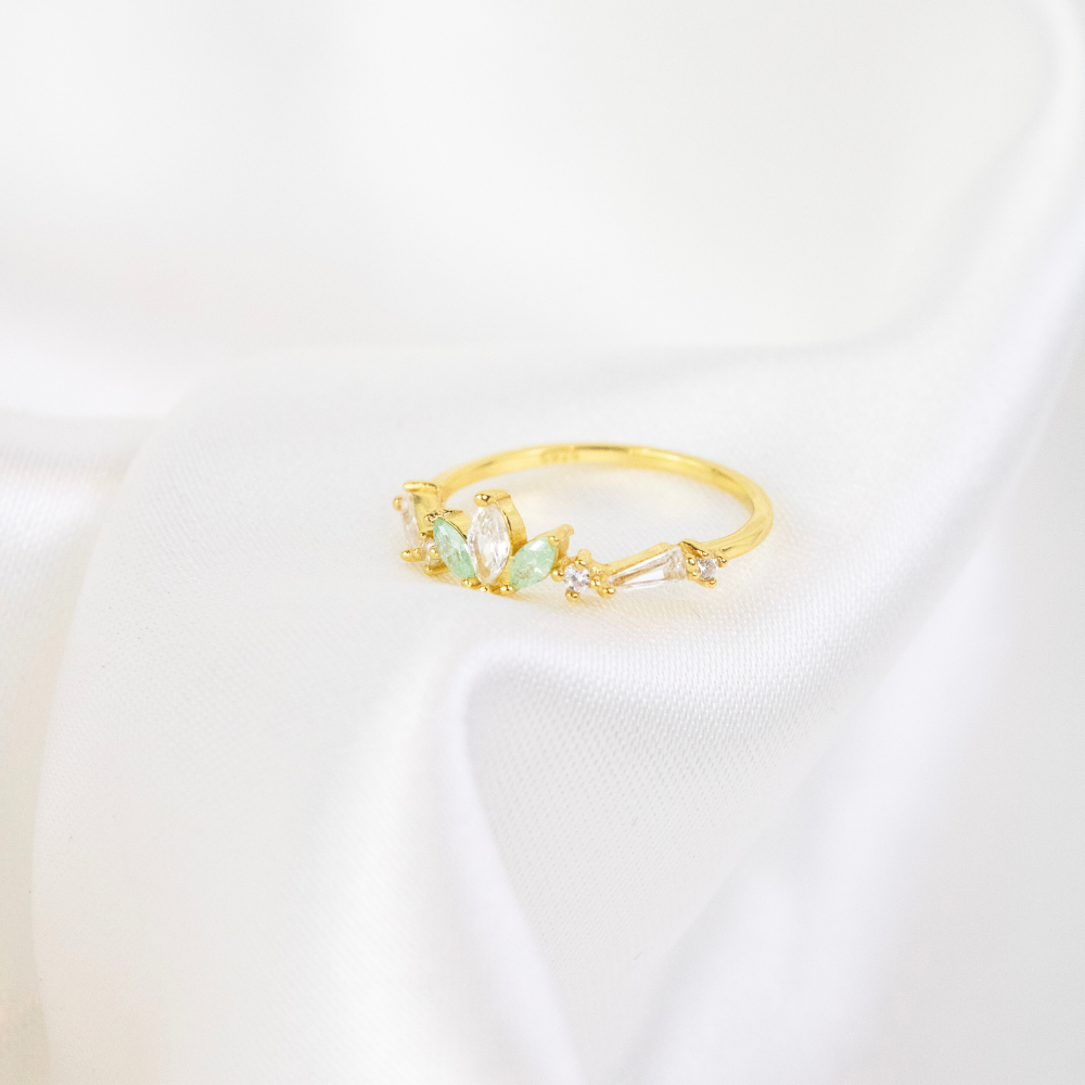 anillo dorado con piedras, anillo dorado, delicado anillo con piedras, anillo con diamantes
