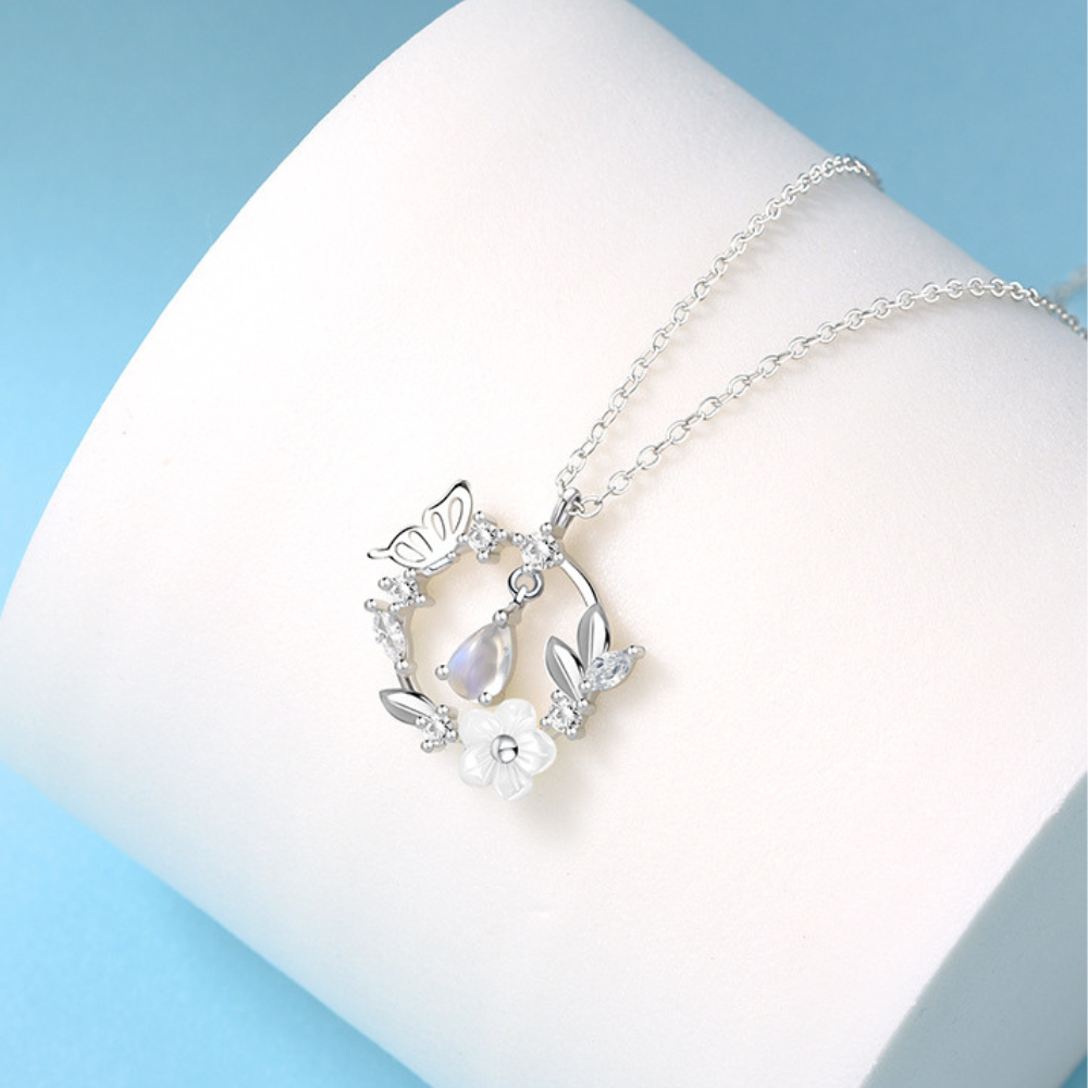Collar de plata con mariposas, collar de mariposas, collar romantico, collar plateado, collar de flores y mariposas, collar con piedra azul