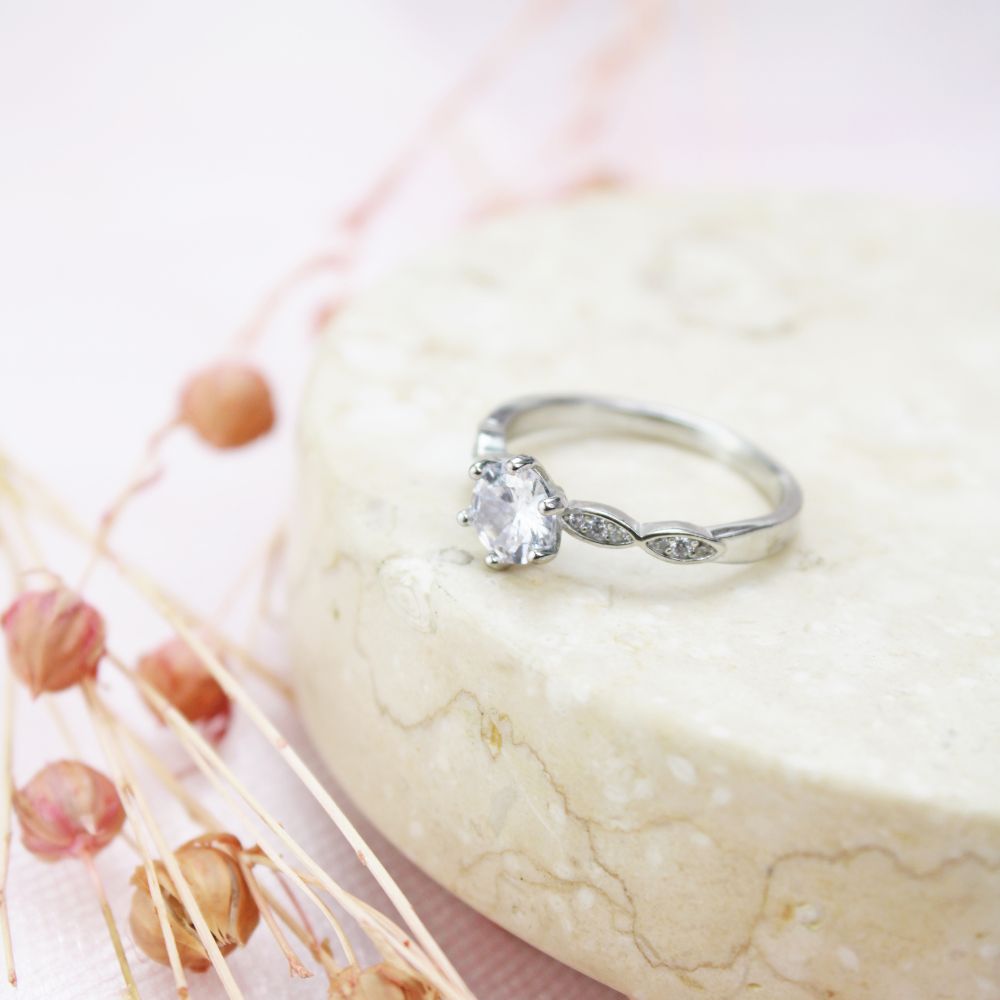 anillo de compromiso, anillo con piedras, anillo plateado con piedras, anillo con diamante