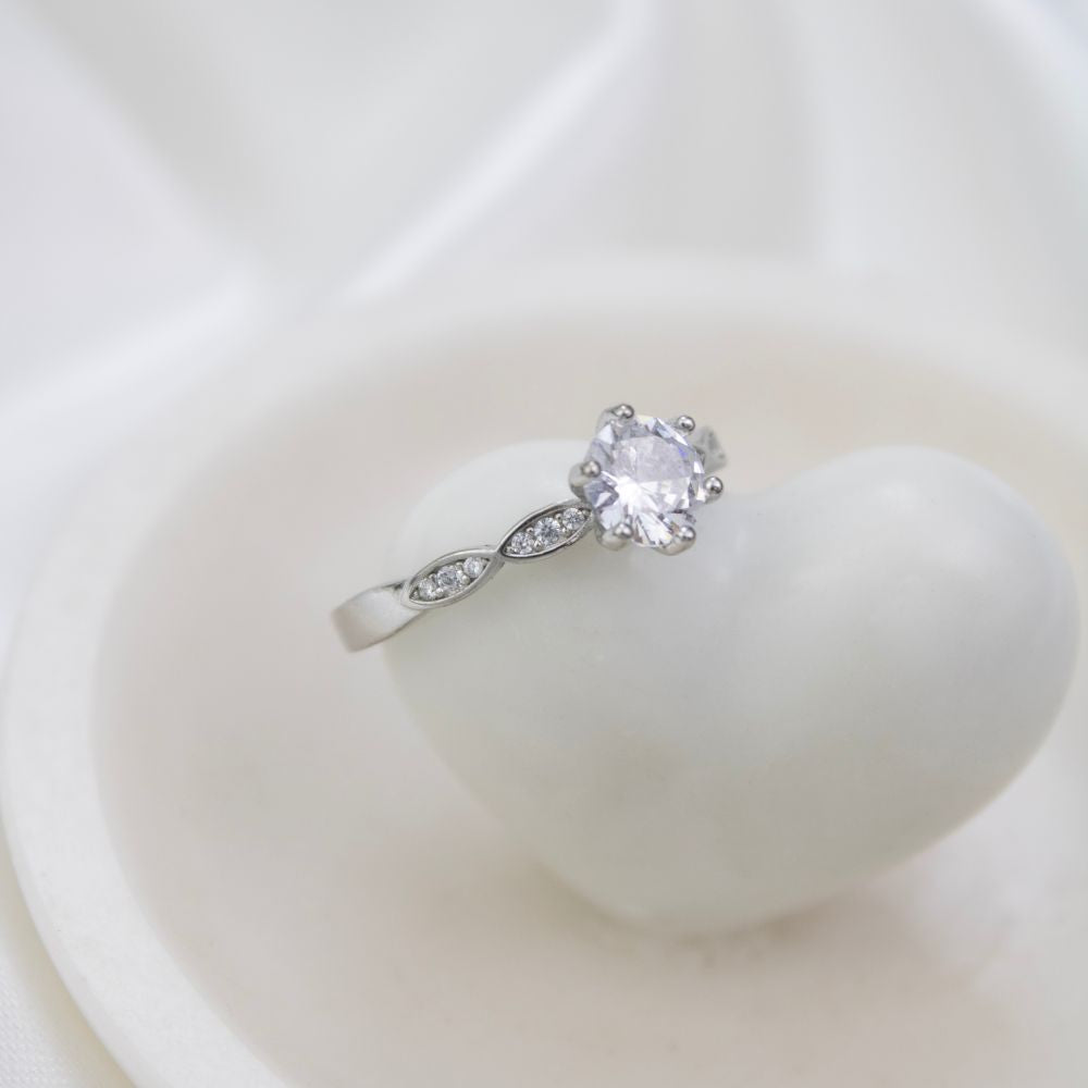 anillo de compromiso, anillo con piedras, anillo plateado con piedras, anillo con diamante