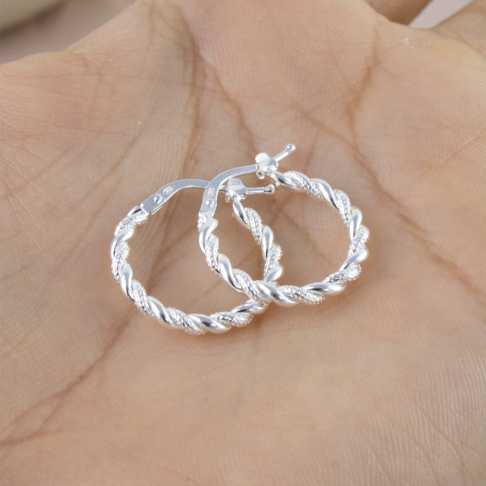 Argolla Hoop Trenzada con diseño Plata