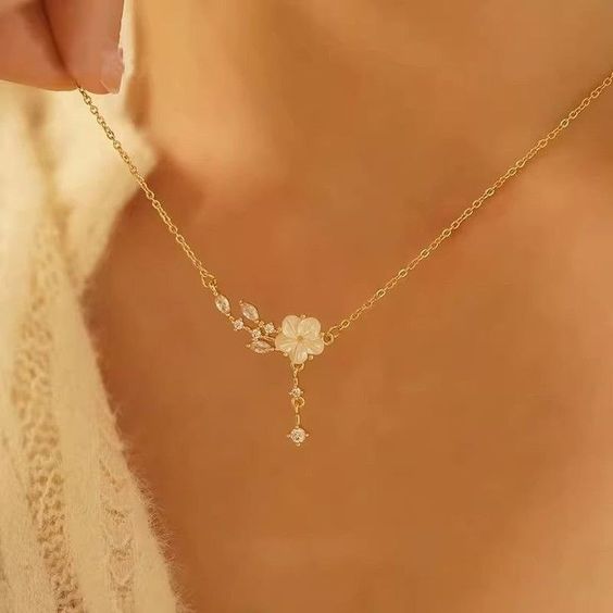 collar dorado de flor con piedras, collar de flor nacarado, collar con dije de flor con colgante, collar dorado de flores y piedras