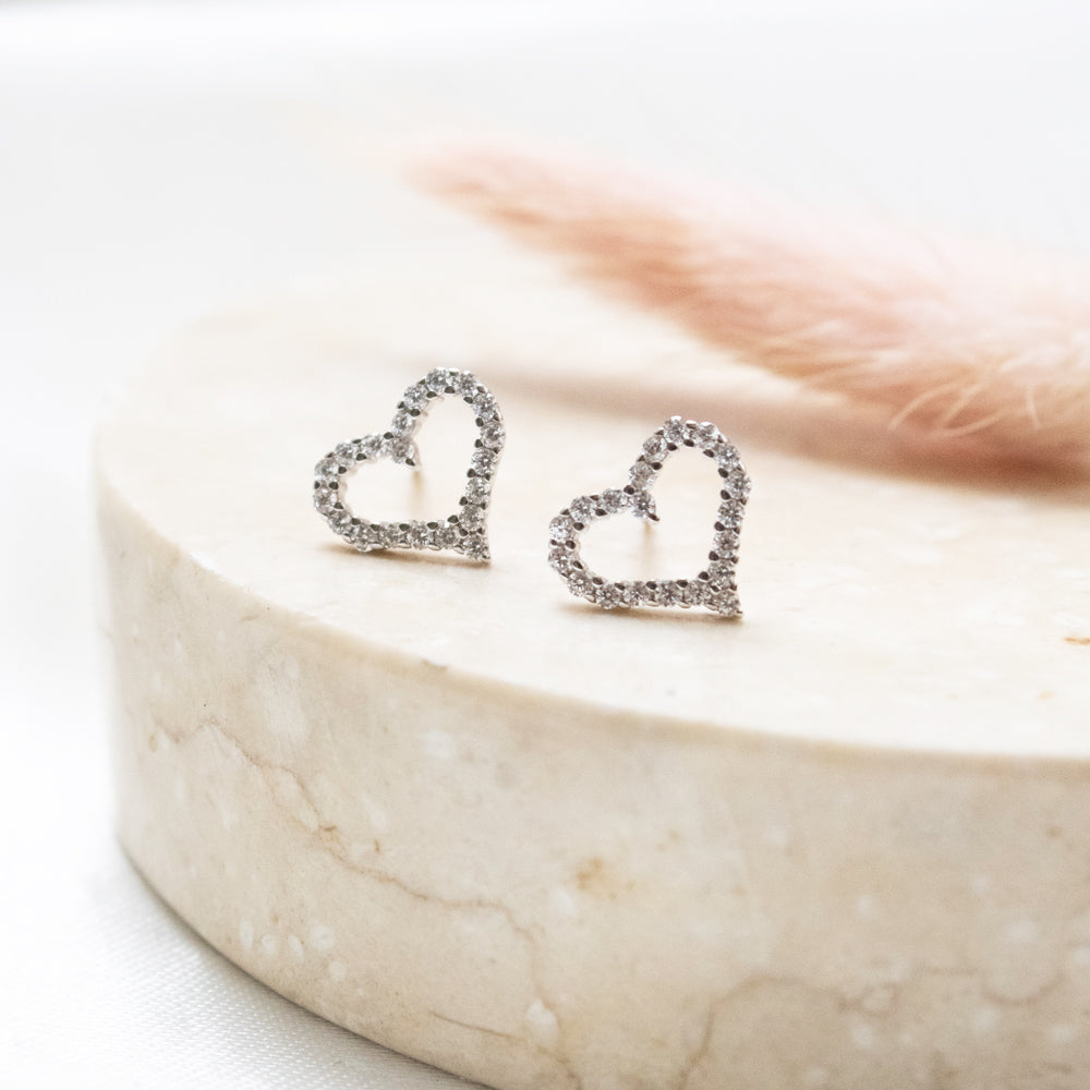 arete de corazon, arete de corazon con piedra, arete de corazon texturado, arete de corazon plateado