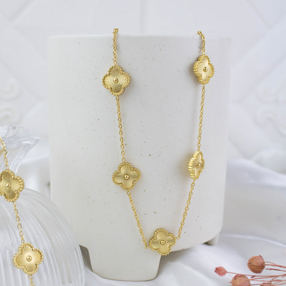 Collar de tréboles dorados en tendencia en tono dorado con cadena dorada