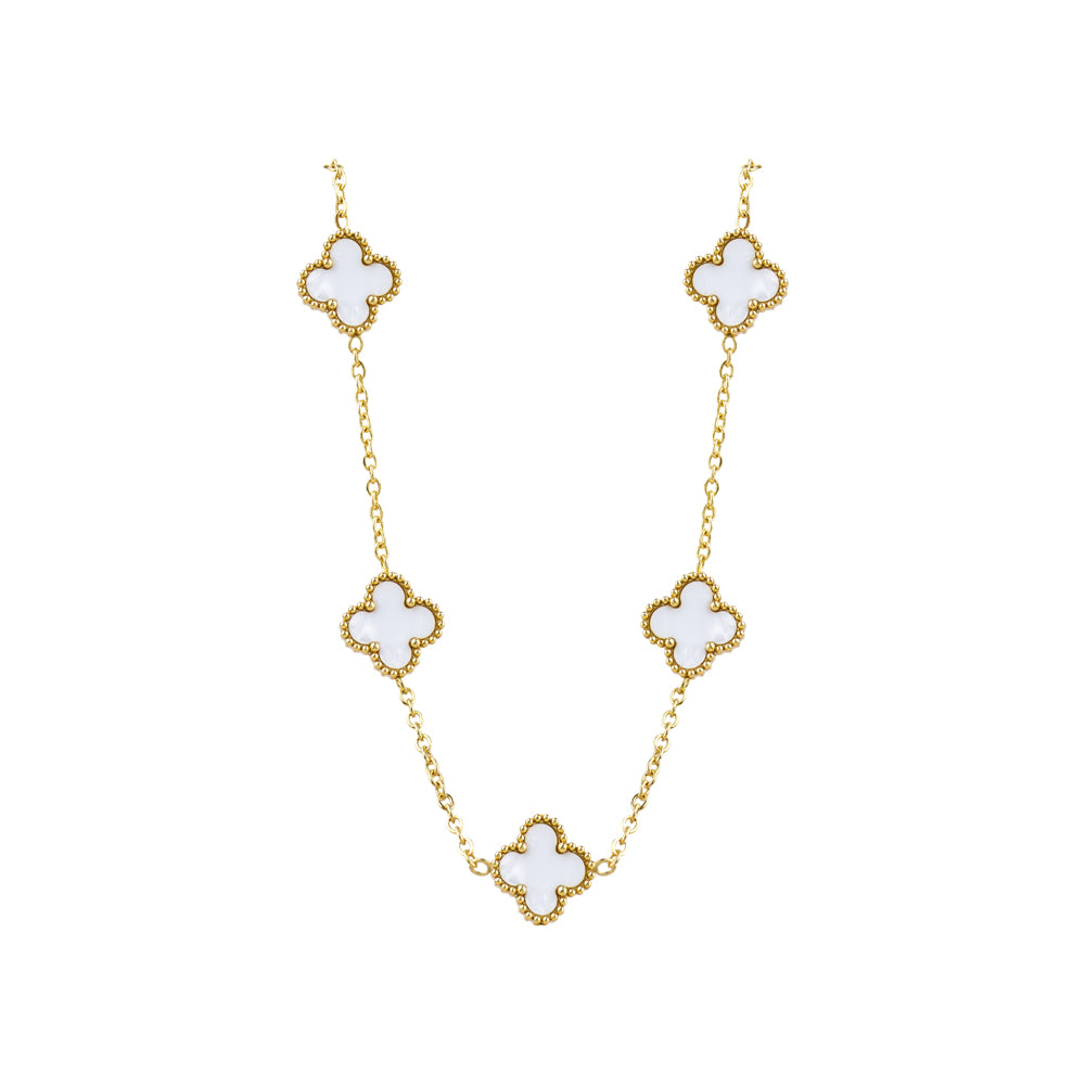 Collar de tréboles blancos o nacarados en tendencia en tono dorado
