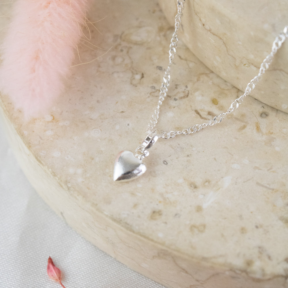 collar de corazon, collar de plata de corazon, collar con dije de corazon, collar de corazon delicado, collar plateado con colgante de corazon
