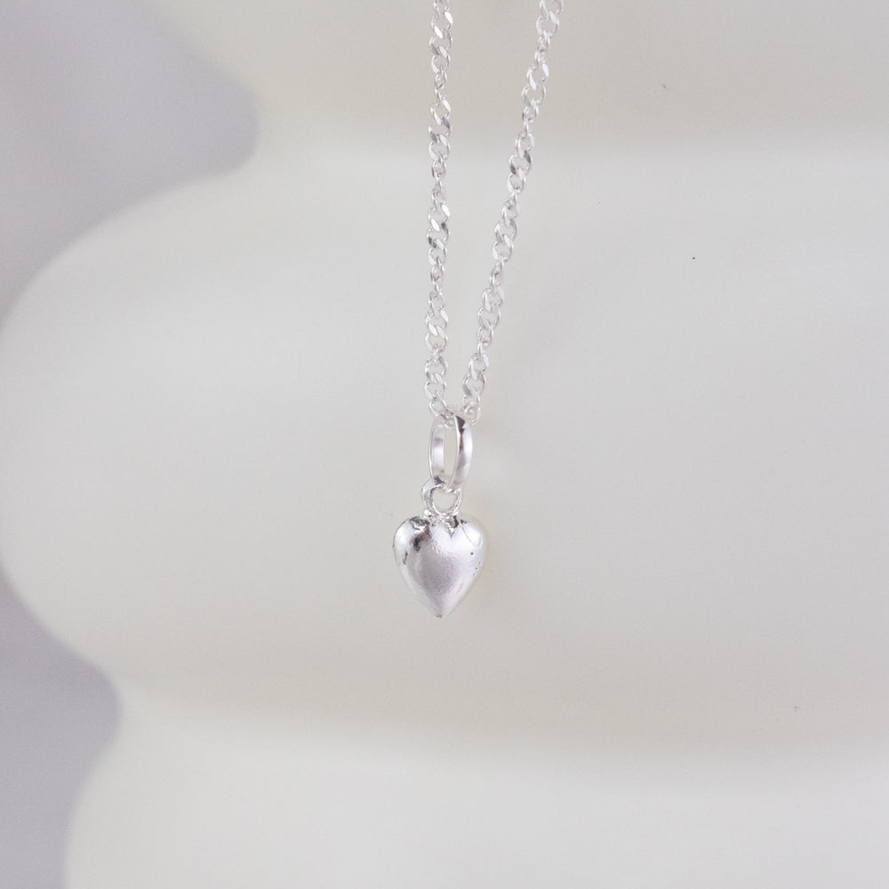 collar de corazon, collar de plata de corazon, collar con dije de corazon, collar de corazon delicado, collar plateado con colgante de corazon