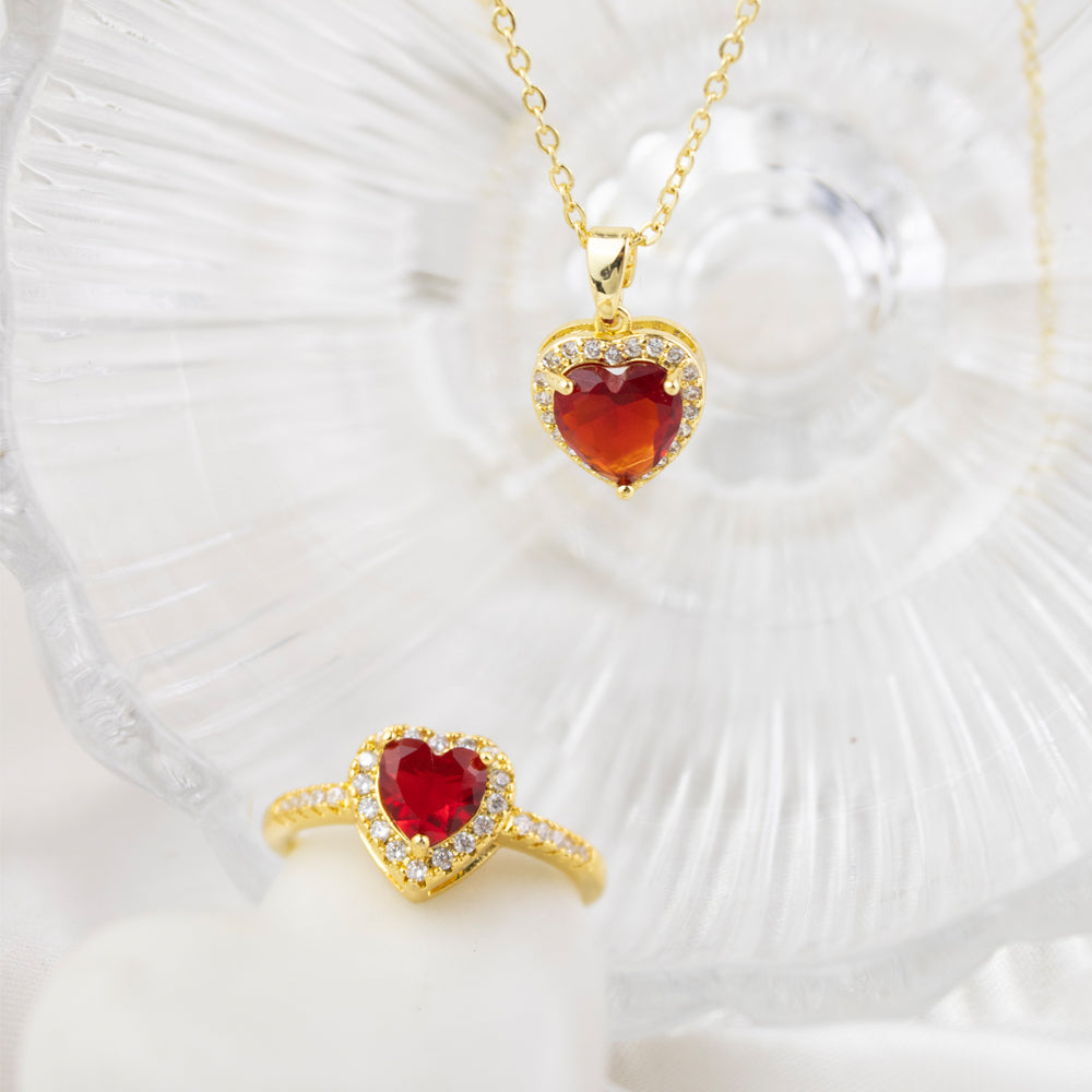 set collar mas anillo con piedra corazon rojo y piedritas. Collar dorado