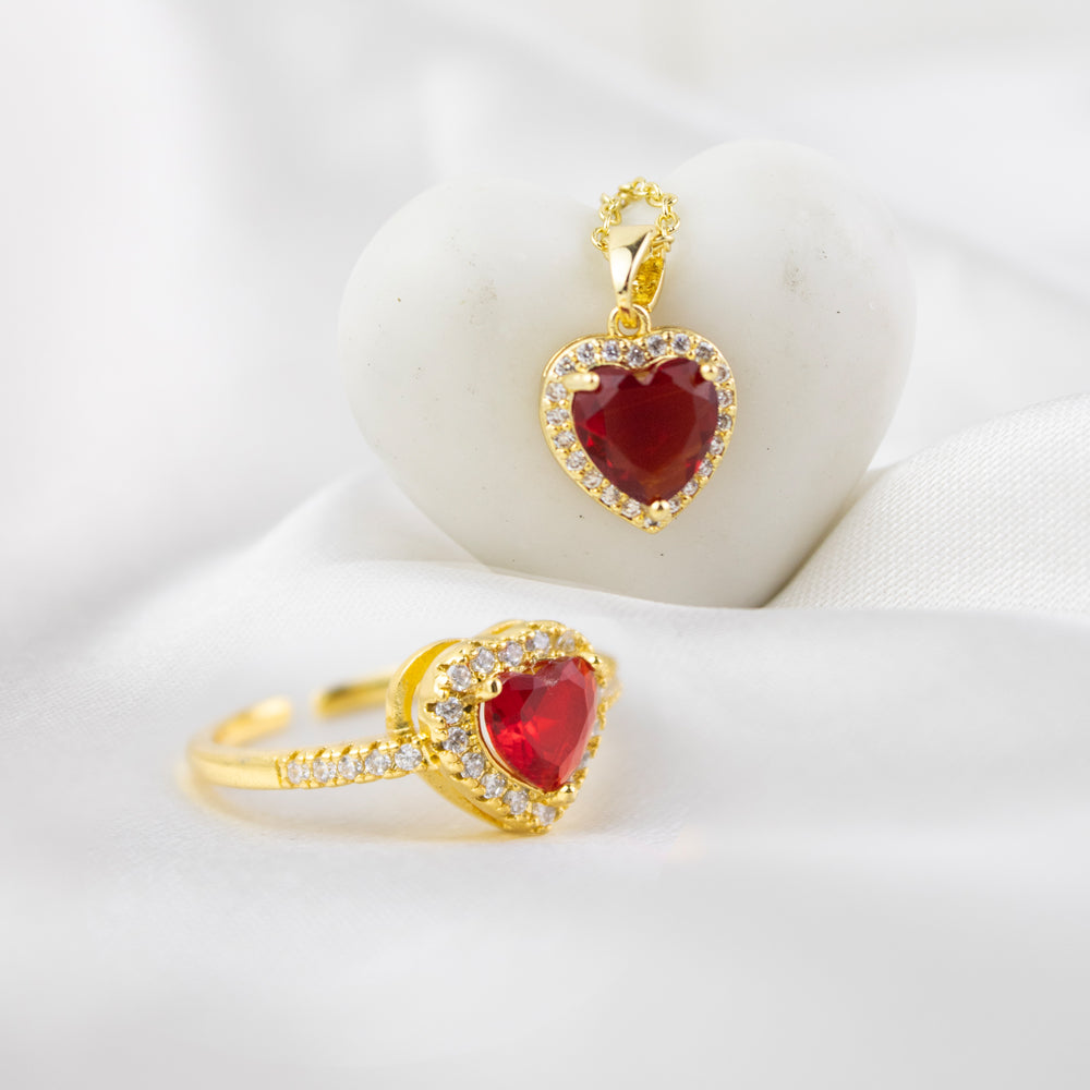 set collar mas anillo con piedra corazon rojo y piedritas. Collar dorado