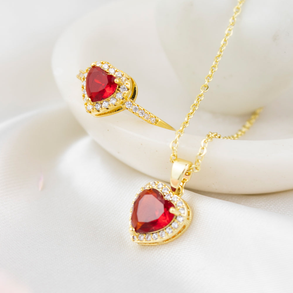 set collar mas anillo con piedra corazon rojo y piedritas. Collar dorado