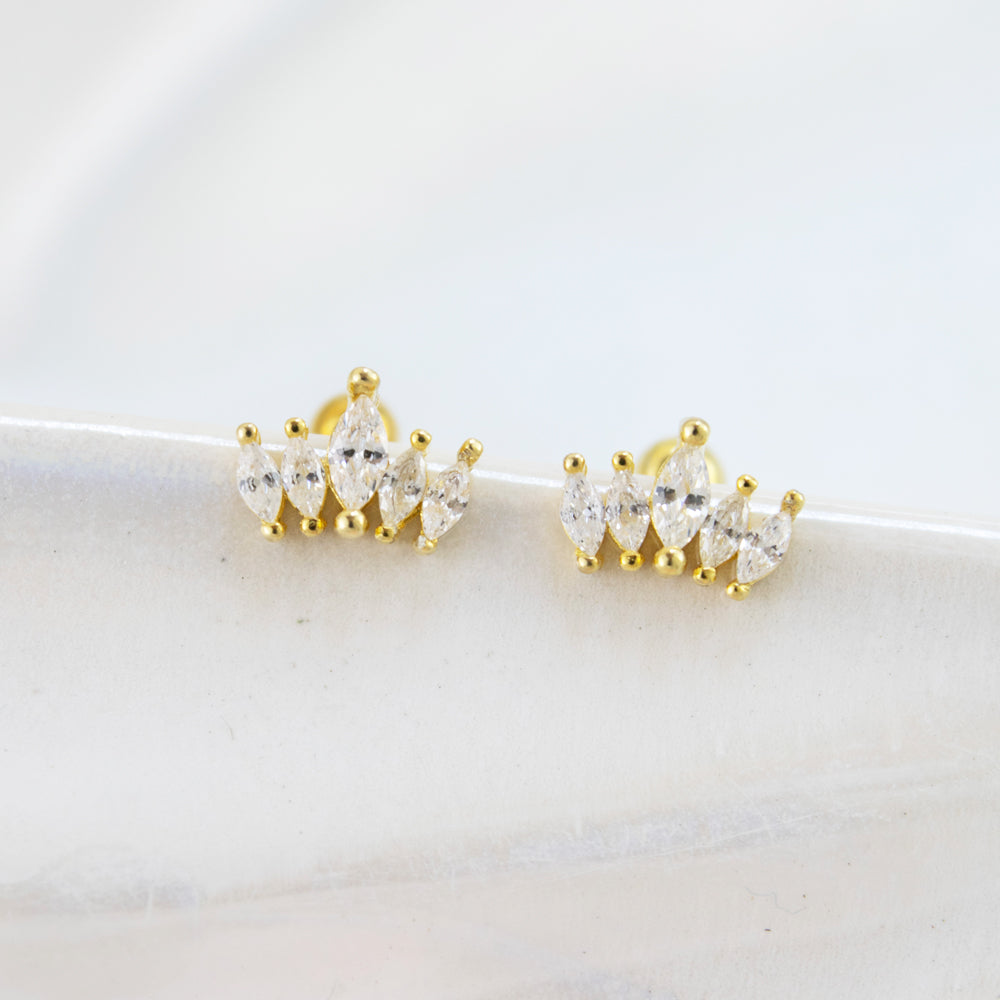 Aretes dorados con piedras pequeñas