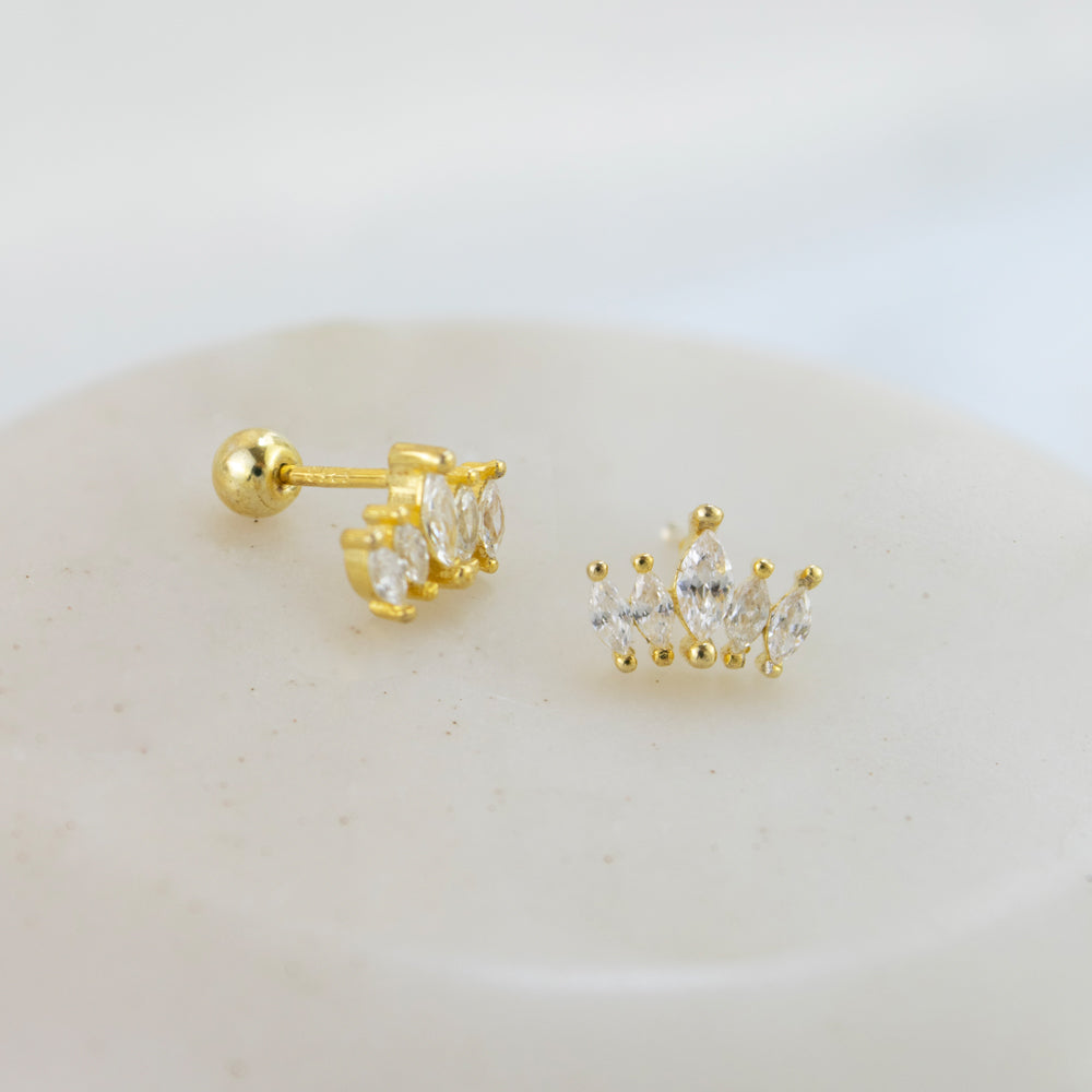 Aretes dorados con piedras pequeñas