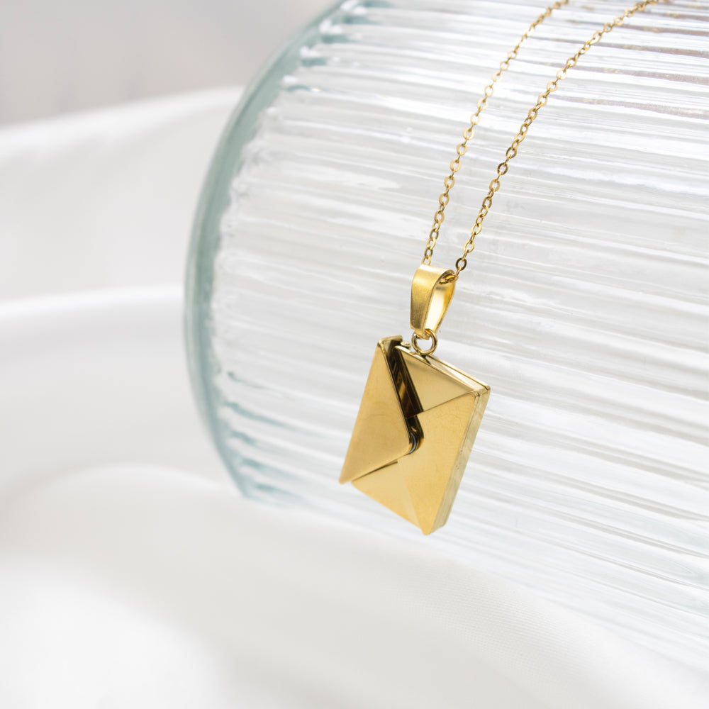 collar de carta dorado, collar con dije de carta dorado, collar dorado para colocar frase