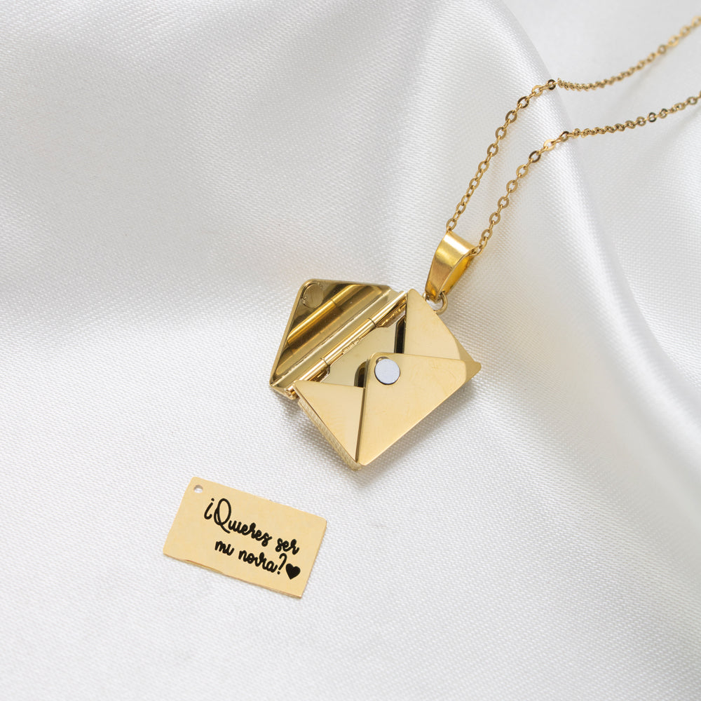 collar de carta dorado, collar con dije de carta dorado, collar dorado para colocar frase