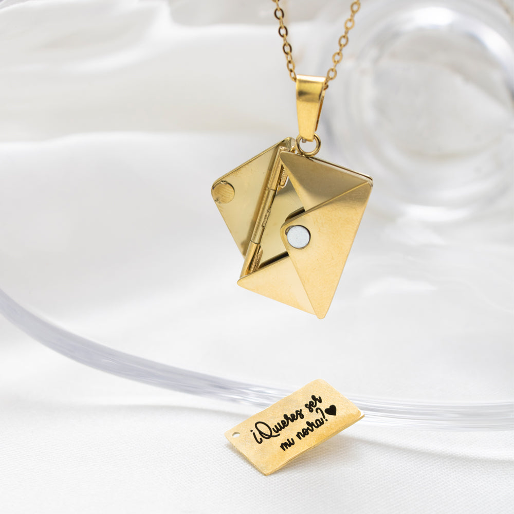 collar de carta dorado, collar con dije de carta dorado, collar dorado para colocar frase