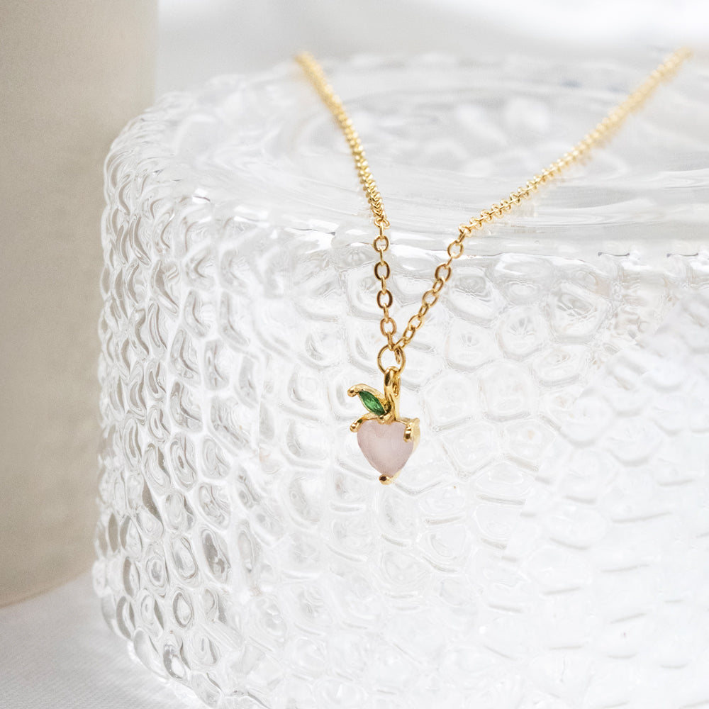 collar con dije de durazno, collar de frutas, collar dorado, collar con colgante de durazno