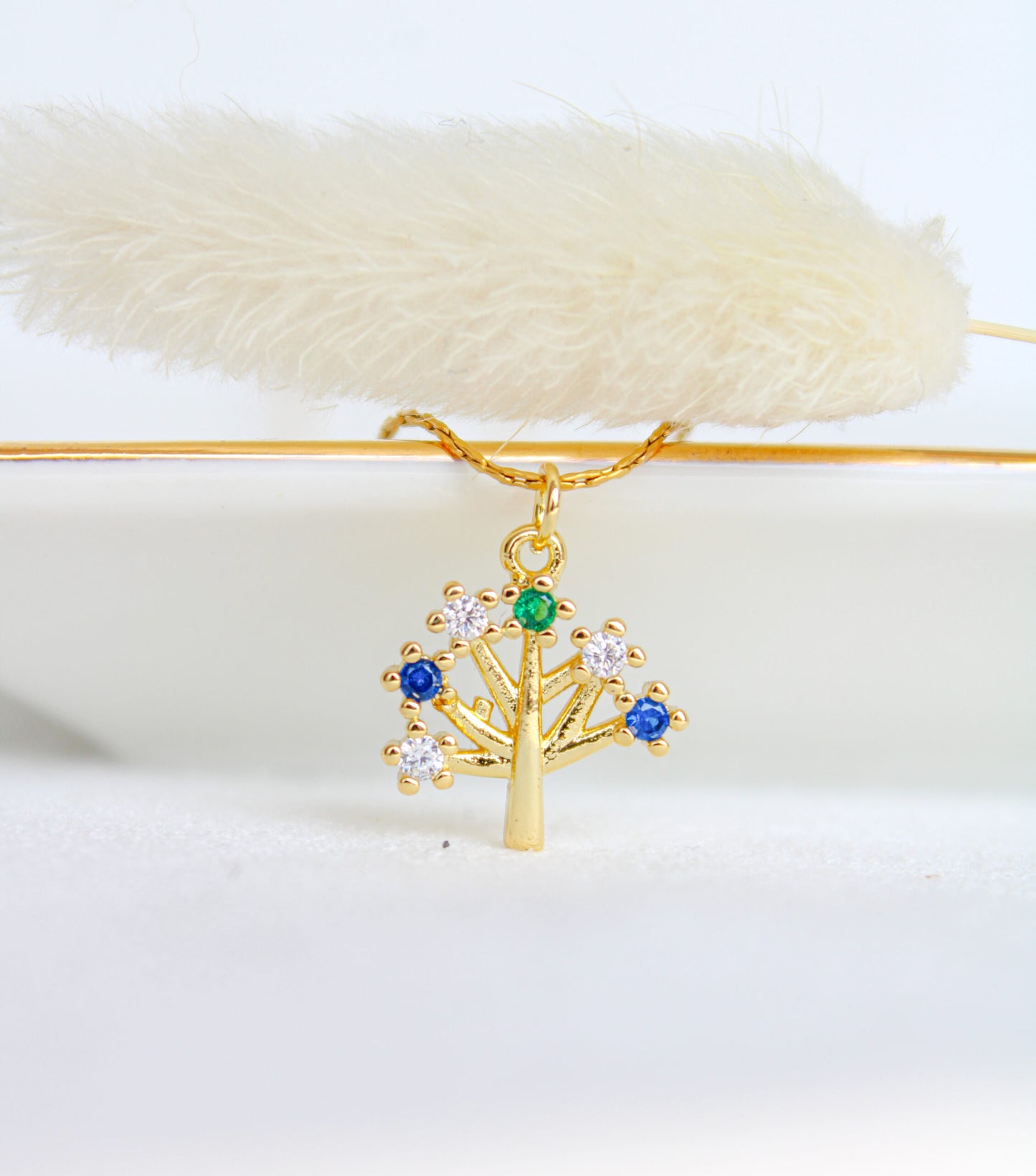 collar con dije de arbol, collar dorado con arbol con piedras de colores, collar con colgante de arbol, collar dorado