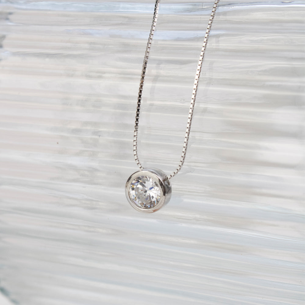 collar plateado con piedra cristal, collar con dije de piedra cristal
