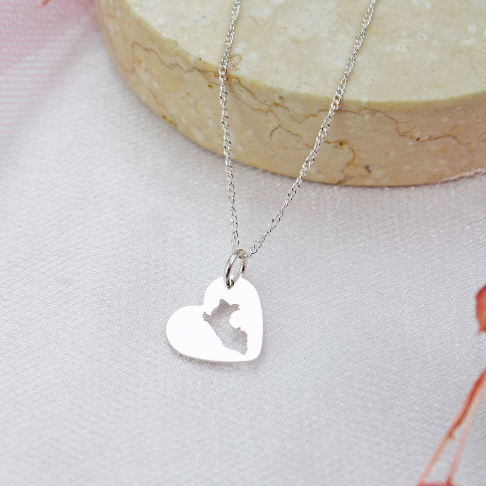 Collar plateado con mapa del peru, collar de peru, collar con mapa, collar plateado con dije corazon, collar con grabado de mapa del peru