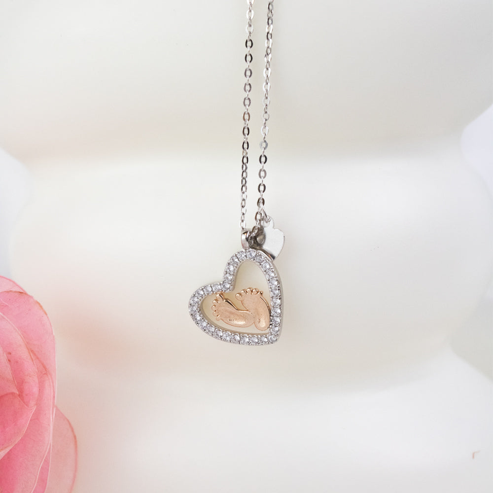 Collar de pies de bebes, collar plateado de corazon, collar con 2 tonos, collar para regalar a una mama, collar plateado con dije corazon con pies de bebes