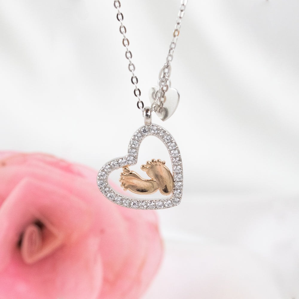 Collar de pies de bebes, collar plateado de corazon, collar con 2 tonos, collar para regalar a una mama, collar plateado con dije corazon con pies de bebes