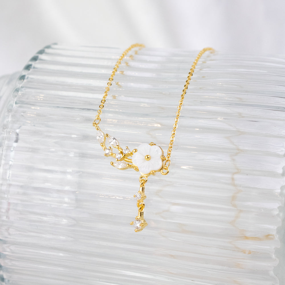collar dorado de flor con piedras, collar de flor nacarado, collar con dije de flor con colgante, collar dorado de flores y piedras