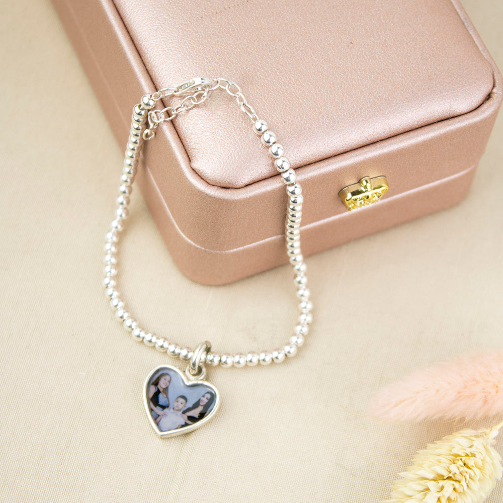 Pulsera de plata con portafoto. Pulsera de bolas plateadas con dije de corazón para colocar foto
