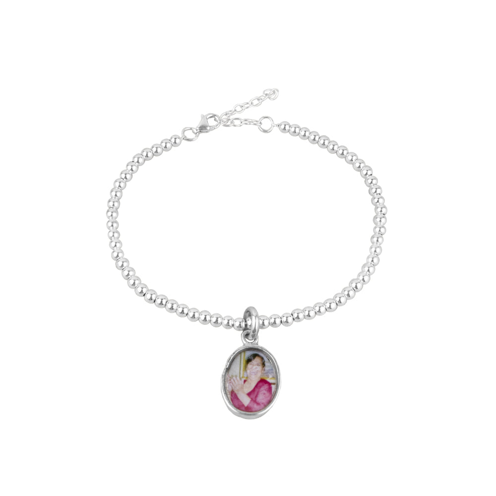 Pulsera de plata con portafoto. Pulsera de bolas plateadas con dije de oval para colocar foto