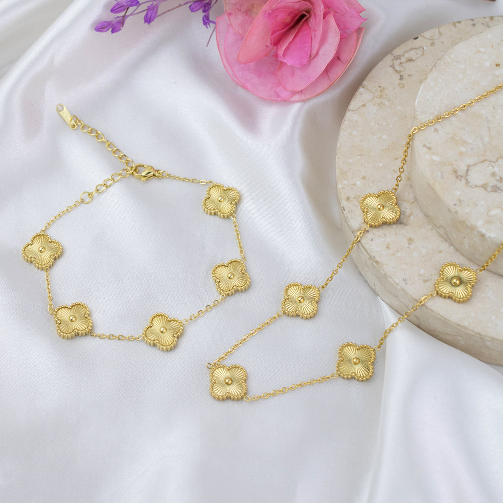 Collar y pulsera de tréboles dorados en tendencia en tono dorado con cadena dorada